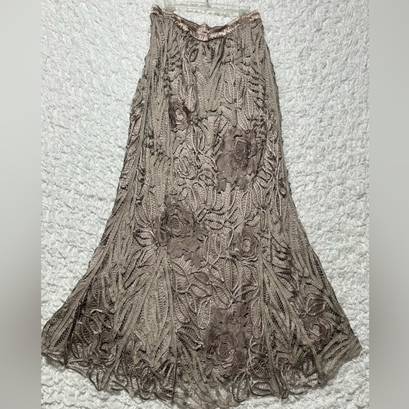 SOULMATES SKIRT SET, WOMENS SILK BLEND TAUPE EMBROIDERED,CUT OUT SIZE XL. - Picture 8 of 11